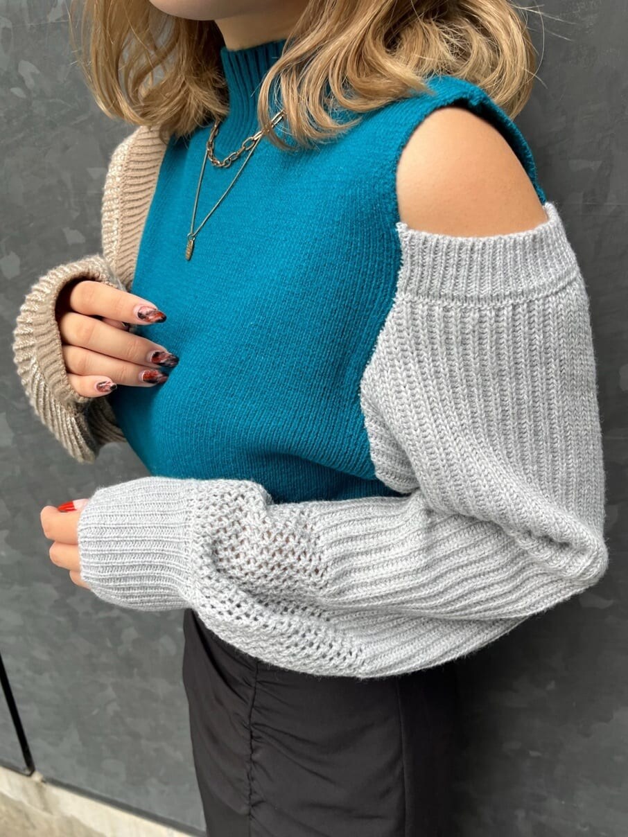 ブルー系のニット/セーター、ブラック系のスカートを着用したレディースの秋コーディネートの7枚目の写真