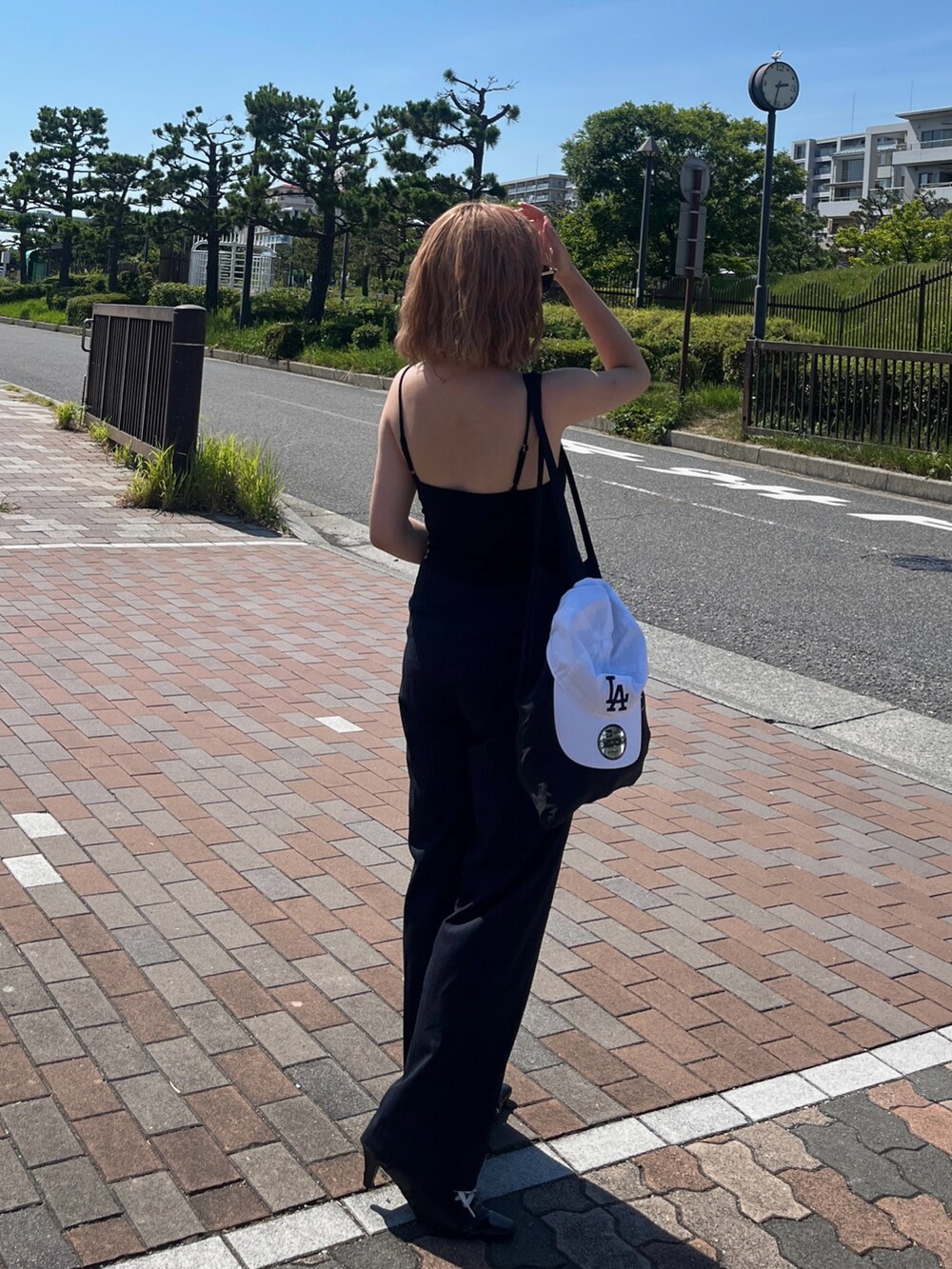ブラック系のキャミソール、ブルー系のその他パンツ、ブラック系のサンダルを着用したレディースの夏コーディネートの3枚目の写真
