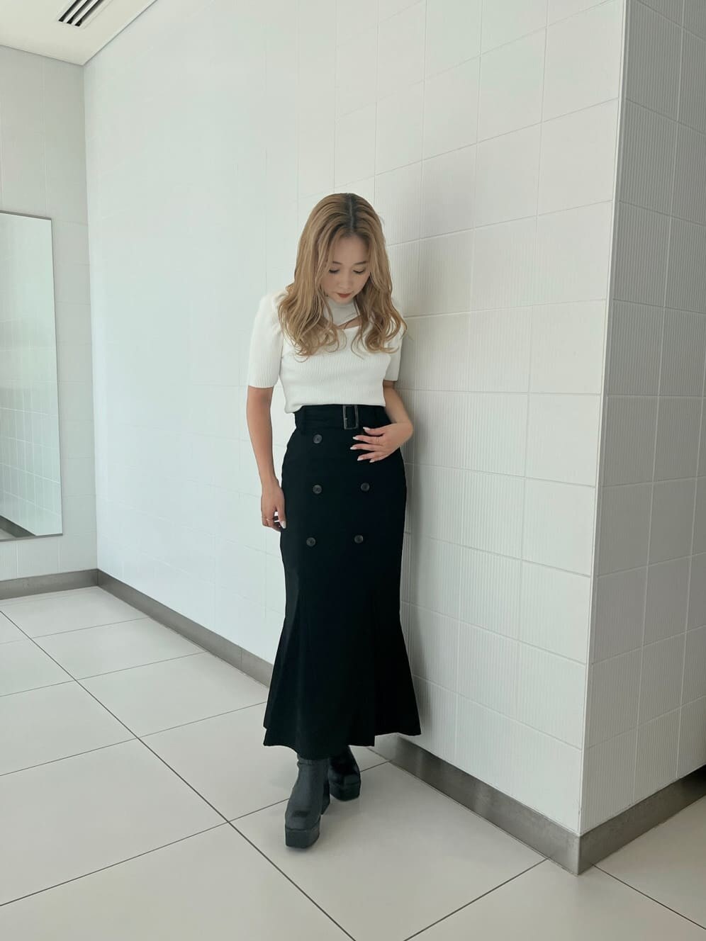ホワイト系のニット/セーター、ブラック系のスカートを着用したレディースの夏コーディネートの3枚目の写真