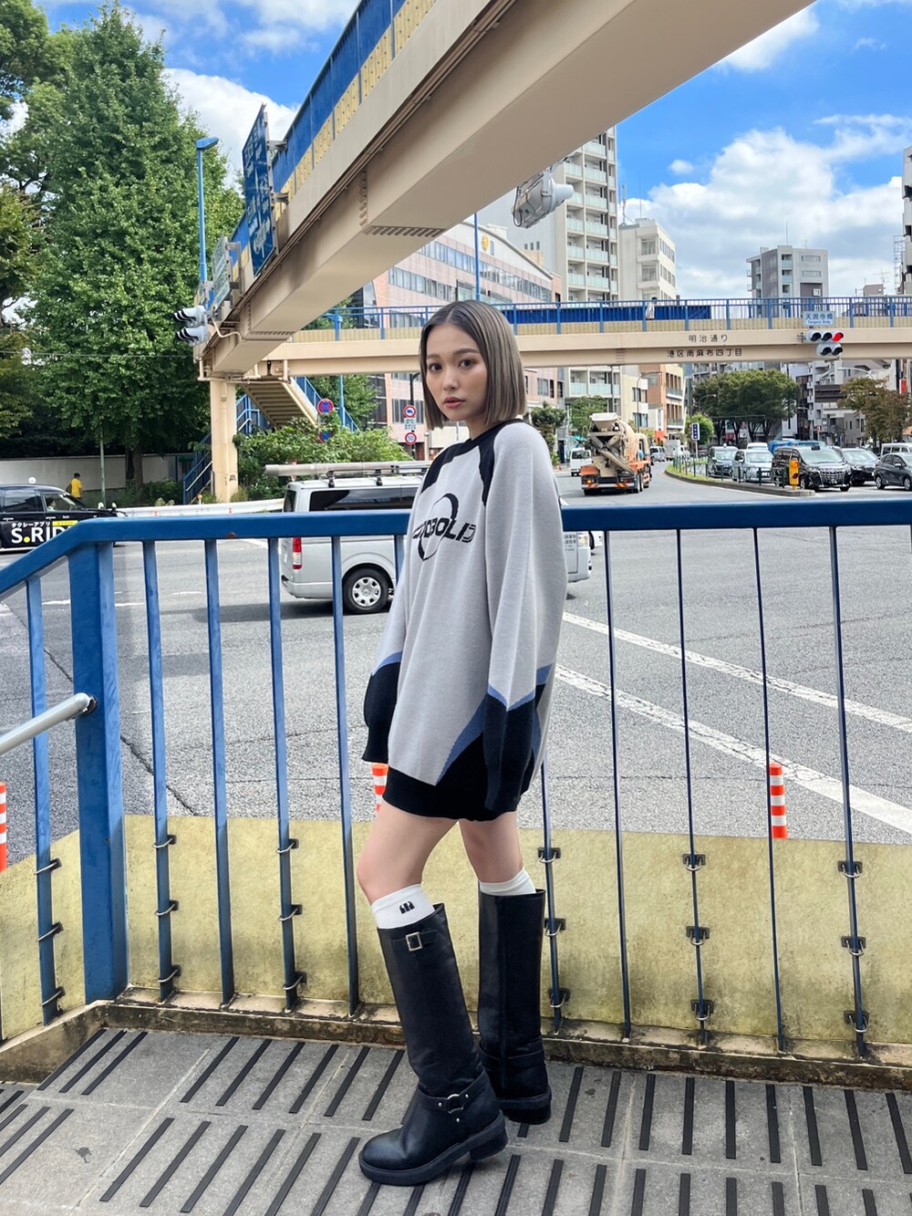 グレー系のワンピース、ブラック系のブーツ、ホワイト系のソックス/靴下を着用したレディースの秋コーディネートの2枚目の写真