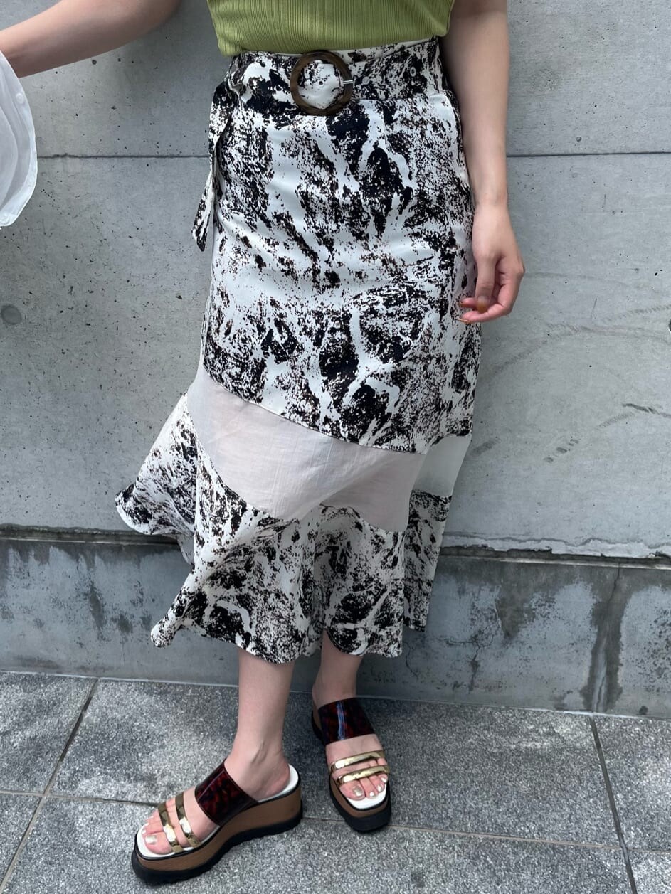 ホワイト系のシャツ/ブラウス、グリーン系のタンクトップ、その他のサンダルを着用したレディースの夏コーディネートの8枚目の写真