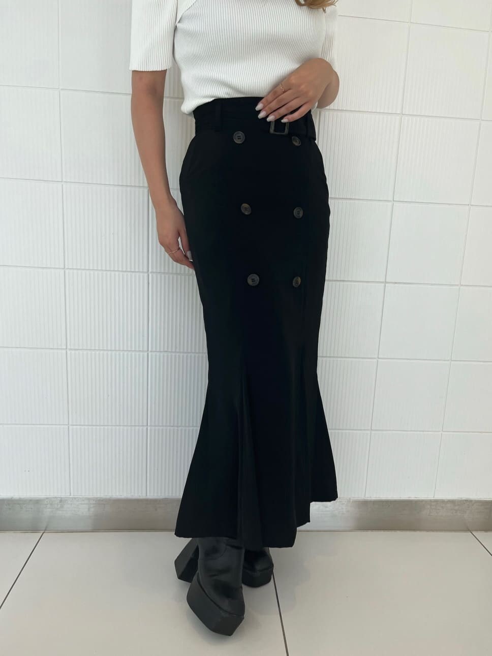 ホワイト系のニット/セーター、ブラック系のスカートを着用したレディースの夏コーディネートの7枚目の写真