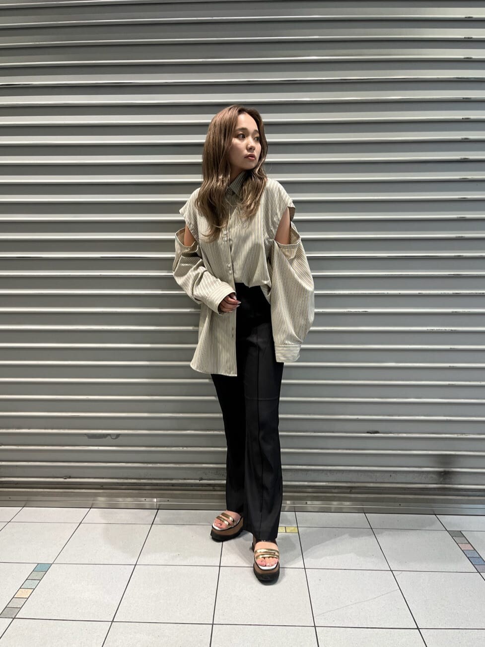 その他のサンダル、その他のシャツ/ブラウス、ブラック系のスラックスを着用したレディースの夏コーディネートの3枚目の写真