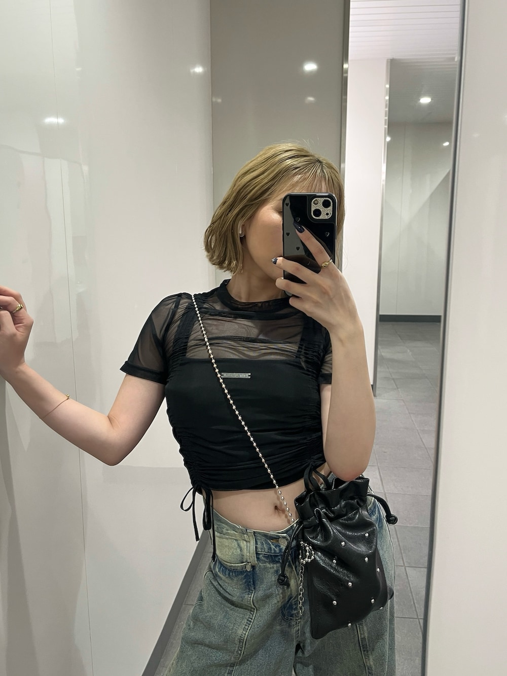 ブラック系のTシャツ/カットソー、ブラック系のキャミソール、ブラック系のショルダーバッグを着用したレディースの夏コーディネートの4枚目の写真