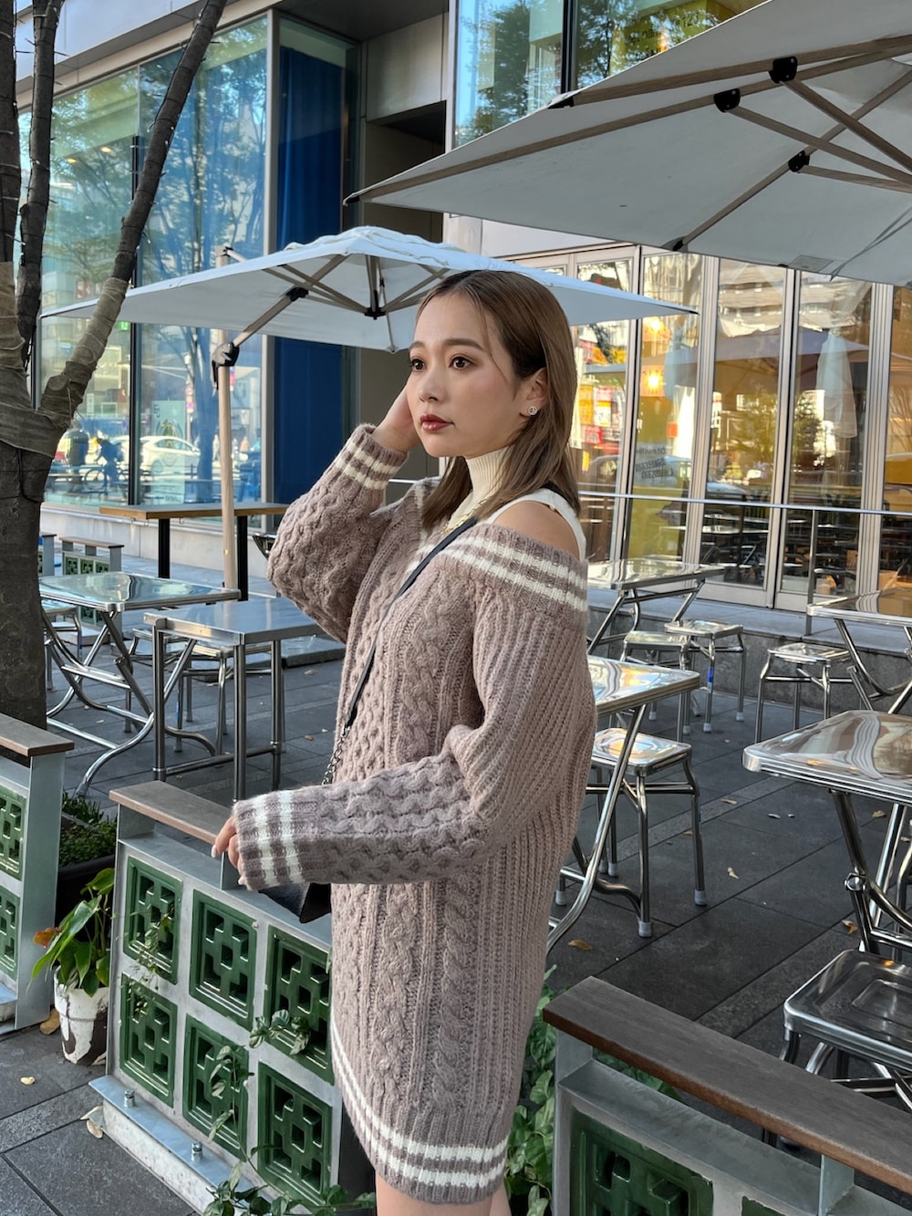 ブラウン系のワンピース、ブラック系のショルダーバッグを着用したレディースの秋コーディネートの6枚目の写真