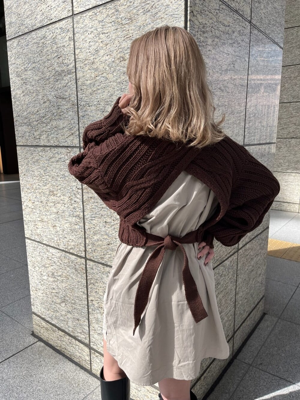 ブラック系のブーツ、ブラウン系のワンピースを着用したレディースの秋コーディネートの7枚目の写真