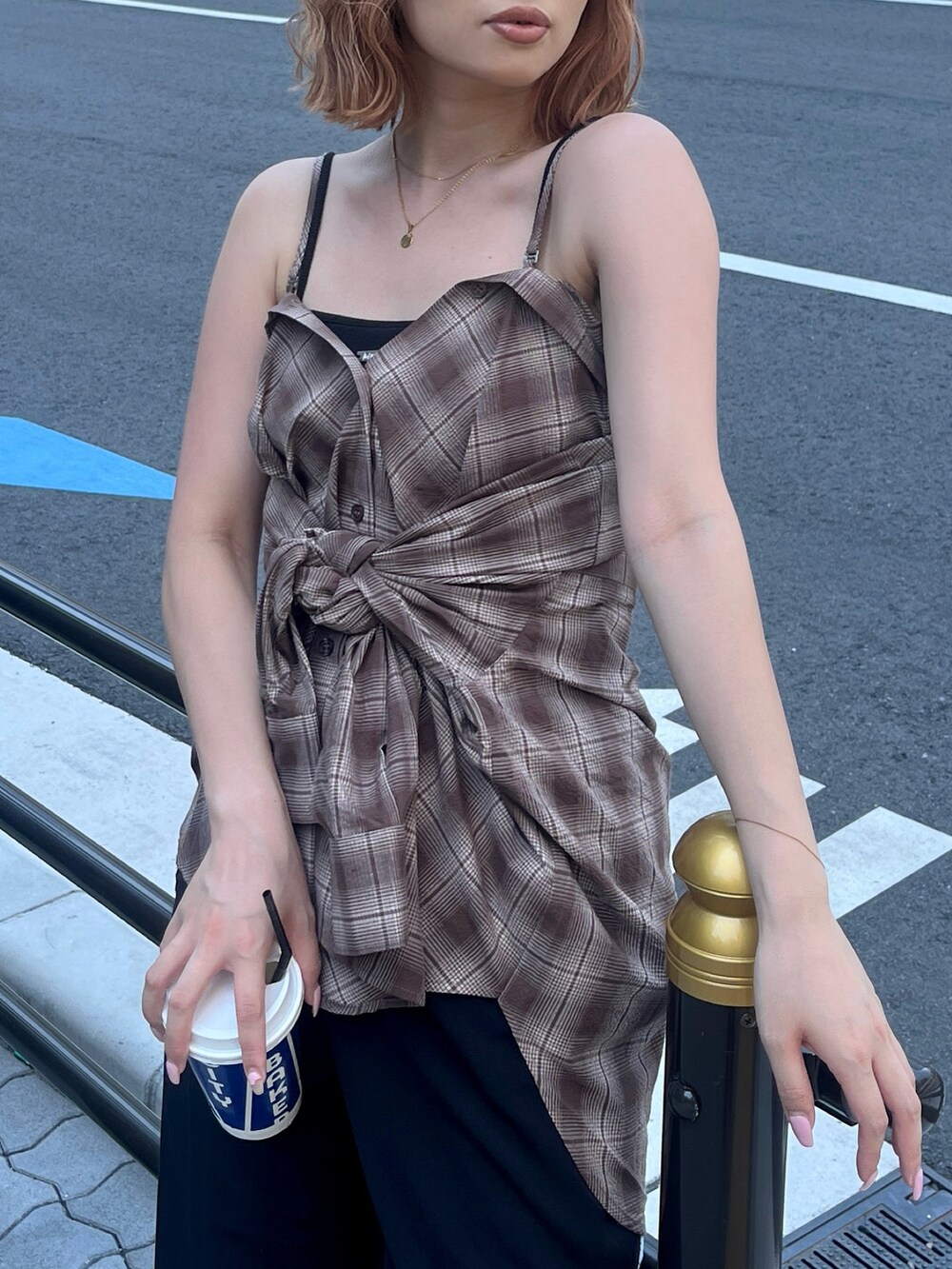 ブラウン系のシャツ/ブラウス、ブラック系のキャミソール、ブラック系のその他パンツを着用したレディースの夏コーディネートの4枚目の写真
