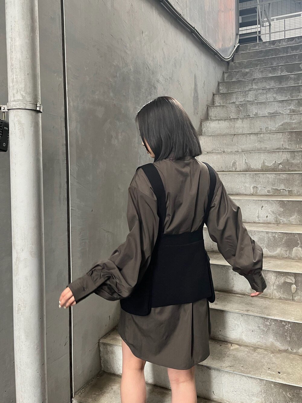 ベージュ系のワンピースを着用したレディースの夏コーディネートの5枚目の写真