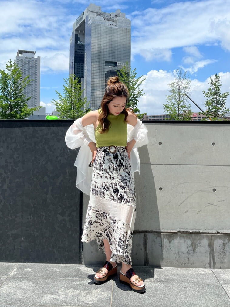 ホワイト系のシャツ/ブラウス、グリーン系のタンクトップ、その他のサンダルを着用したレディースの夏コーディネートの3枚目の写真