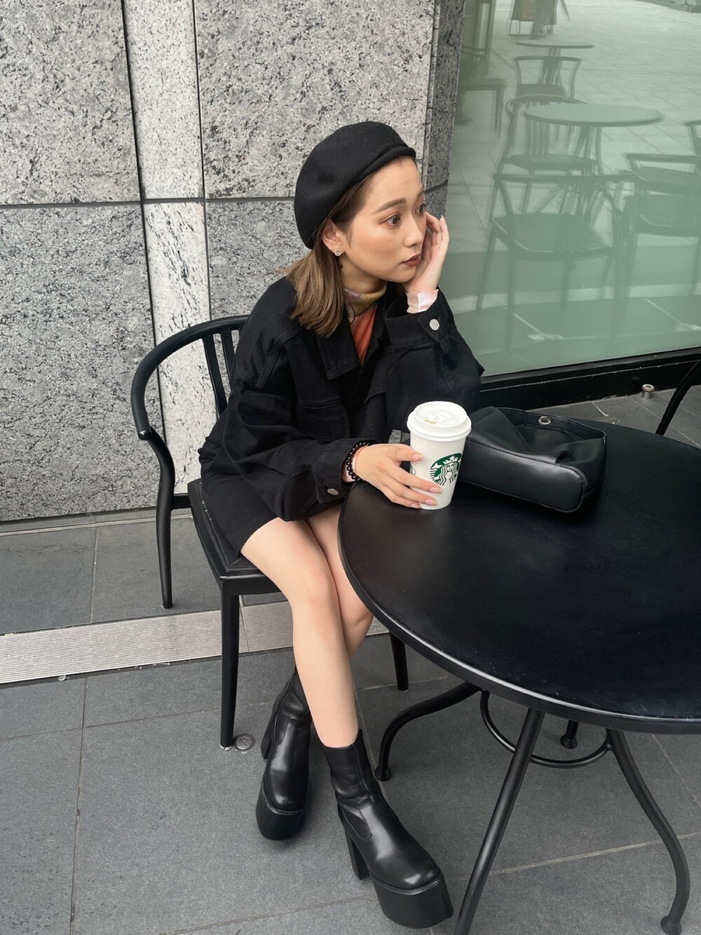 オレンジ系のTシャツ/カットソー、ブラック系のデニムジャケット、ブラック系のスカートを着用したレディースの夏コーディネートの2枚目の写真