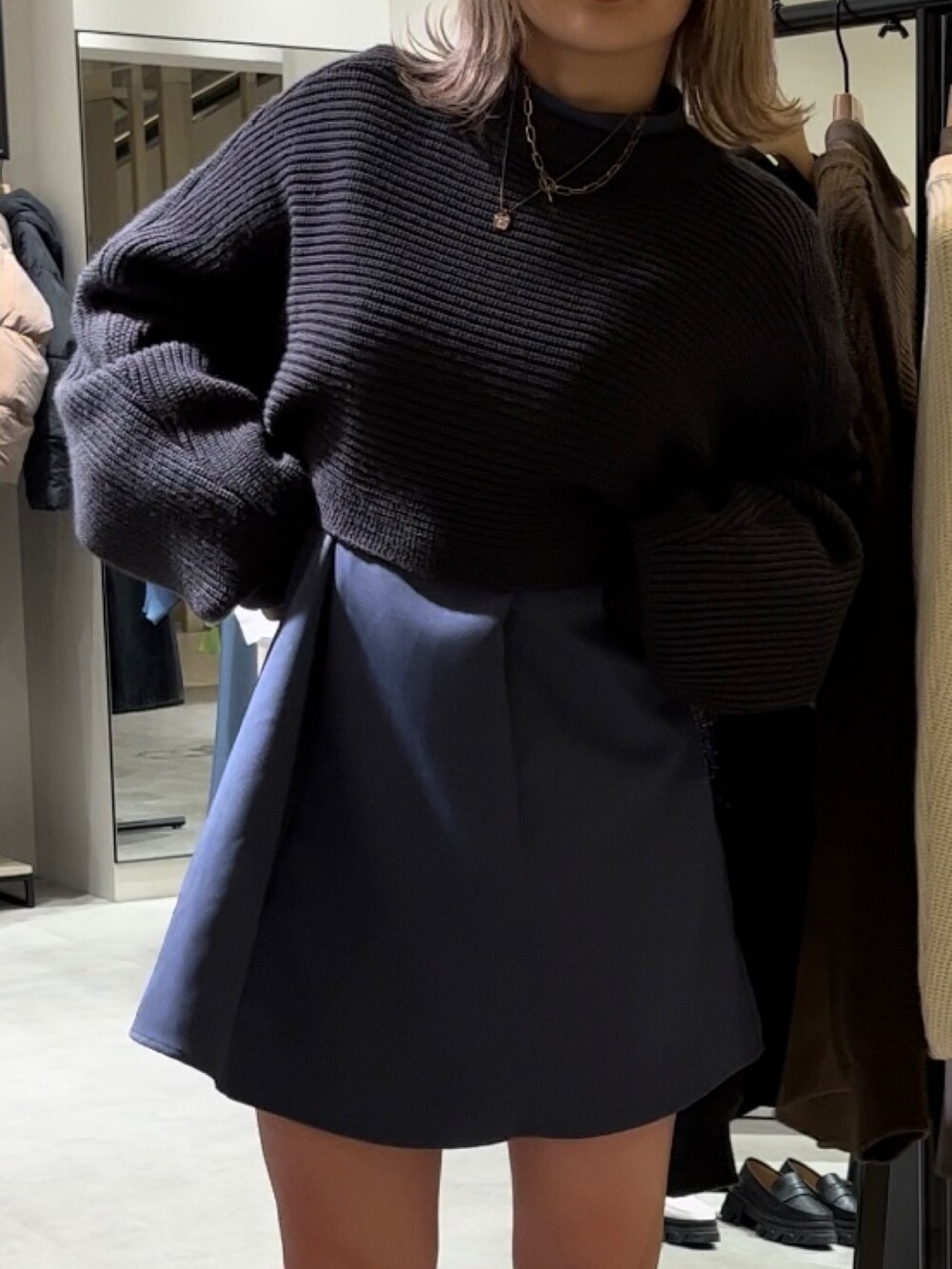 グレー系のワンピース、ブラック系のブーツを着用したレディースの冬コーディネートの3枚目の写真