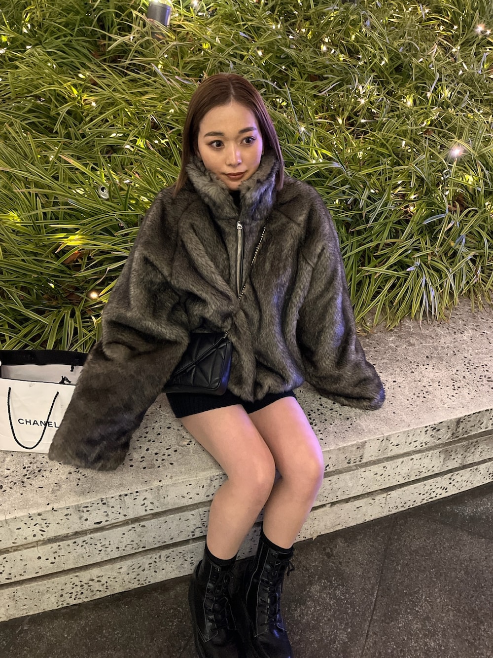 グレー系のブルゾン、ブラック系のその他パンツ、ブラック系のブーツを着用したレディースの冬コーディネートの2枚目の写真