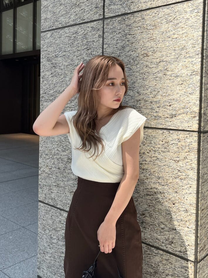 ホワイト系のニット/セーター、その他のサンダル、ブラック系のハンドバッグを着用したレディースの夏コーディネートの6枚目の写真