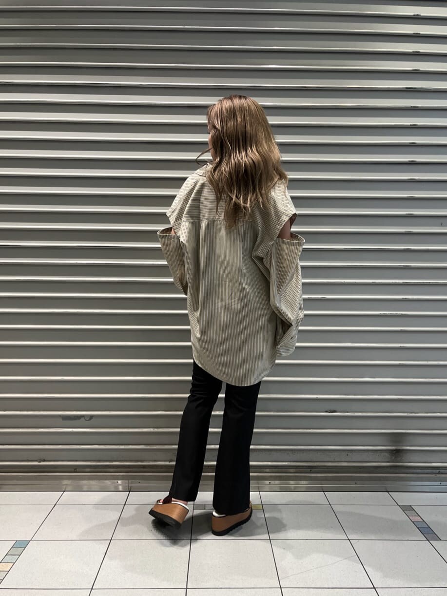 その他のサンダル、その他のシャツ/ブラウス、ブラック系のスラックスを着用したレディースの夏コーディネートの2枚目の写真