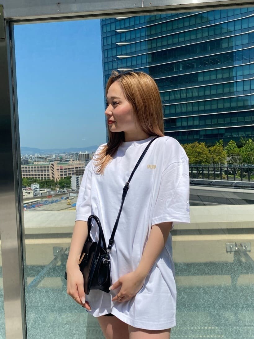 ブラック系のその他パンツ、ブラック系のハンドバッグ、ホワイト系のTシャツ/カットソーを着用したレディースの春コーディネートの3枚目の写真