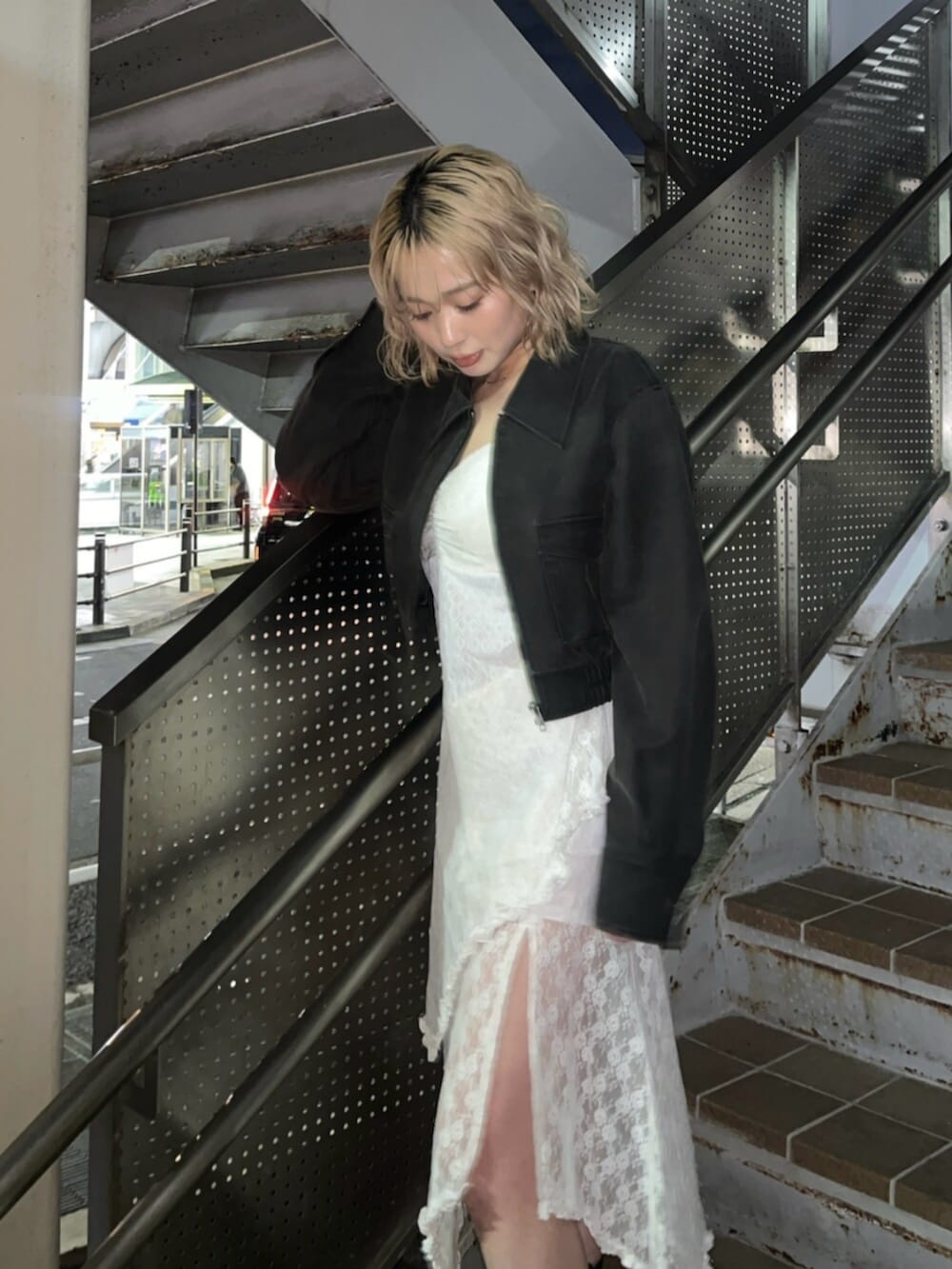 ブラック系のブーツ、ブラック系のブルゾンを着用したレディースの春コーディネートの9枚目の写真