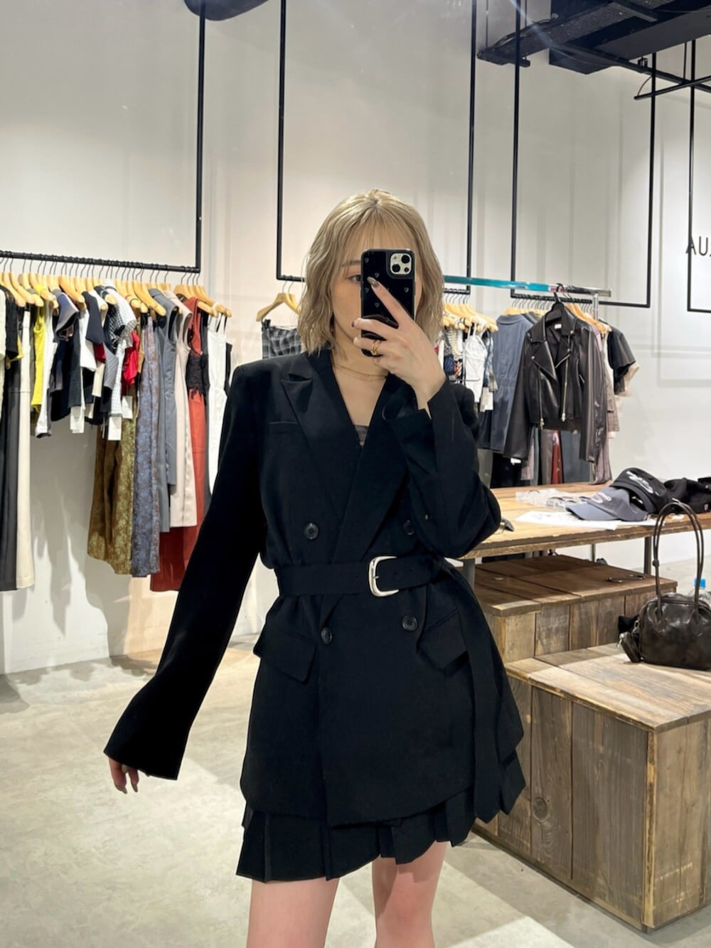 ブラック系のブーツ、ブラック系のテーラードジャケット、ブラウン系のキャミソールを着用したレディースの春コーディネートの10枚目の写真