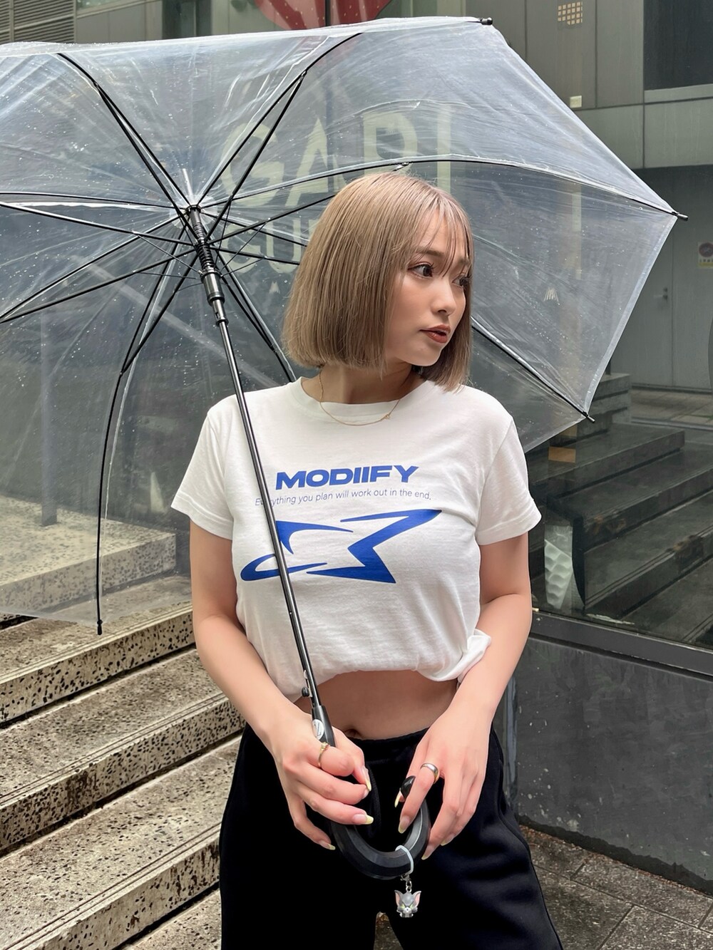 ホワイト系のTシャツ/カットソー、ホワイト系のサンダルを着用したレディースの春コーディネートの3枚目の写真