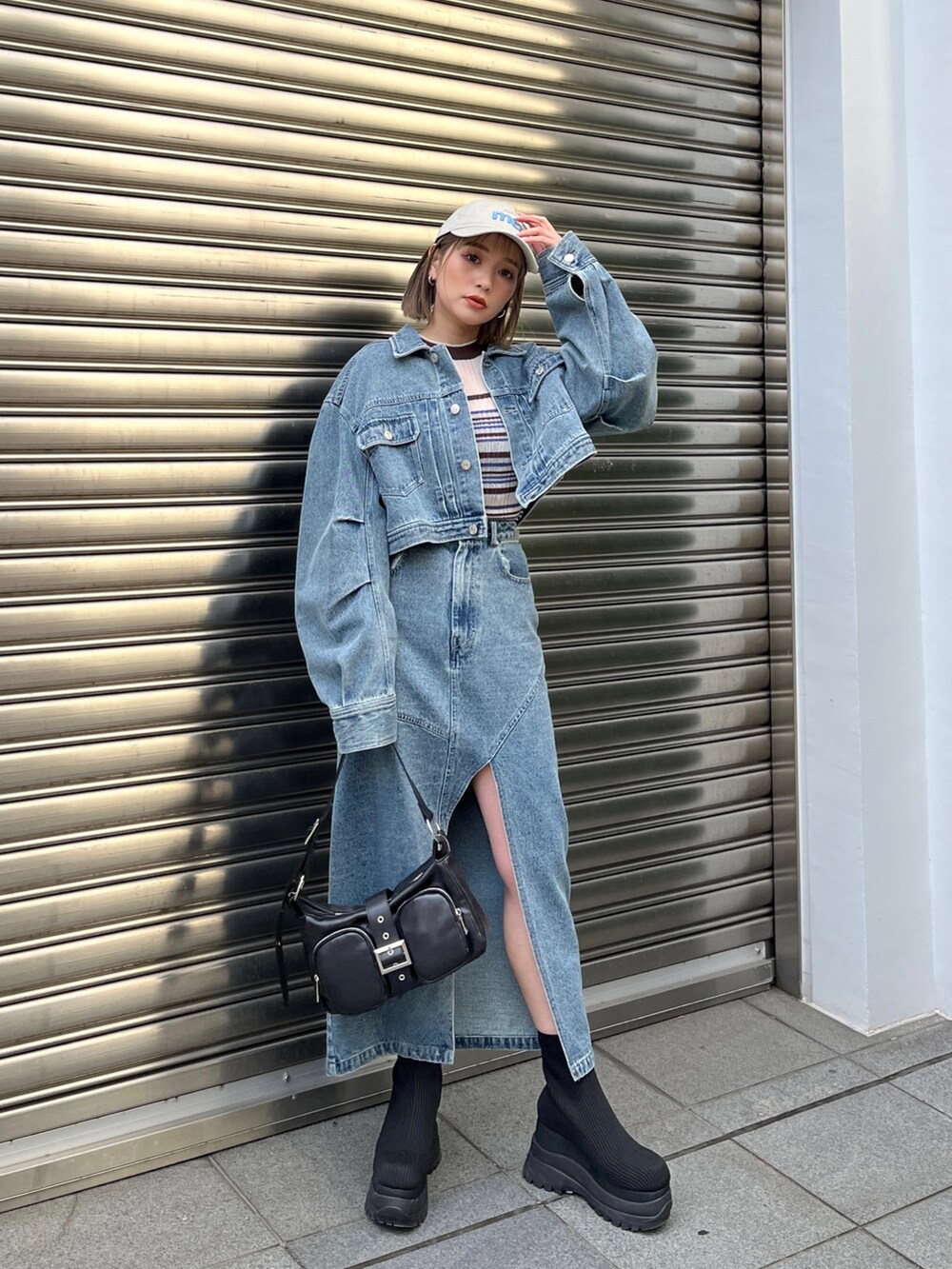 その他のニット/セーター、ブルー系のデニムジャケット、ブラック系のブーツを着用したレディースの冬コーディネートの4枚目の写真