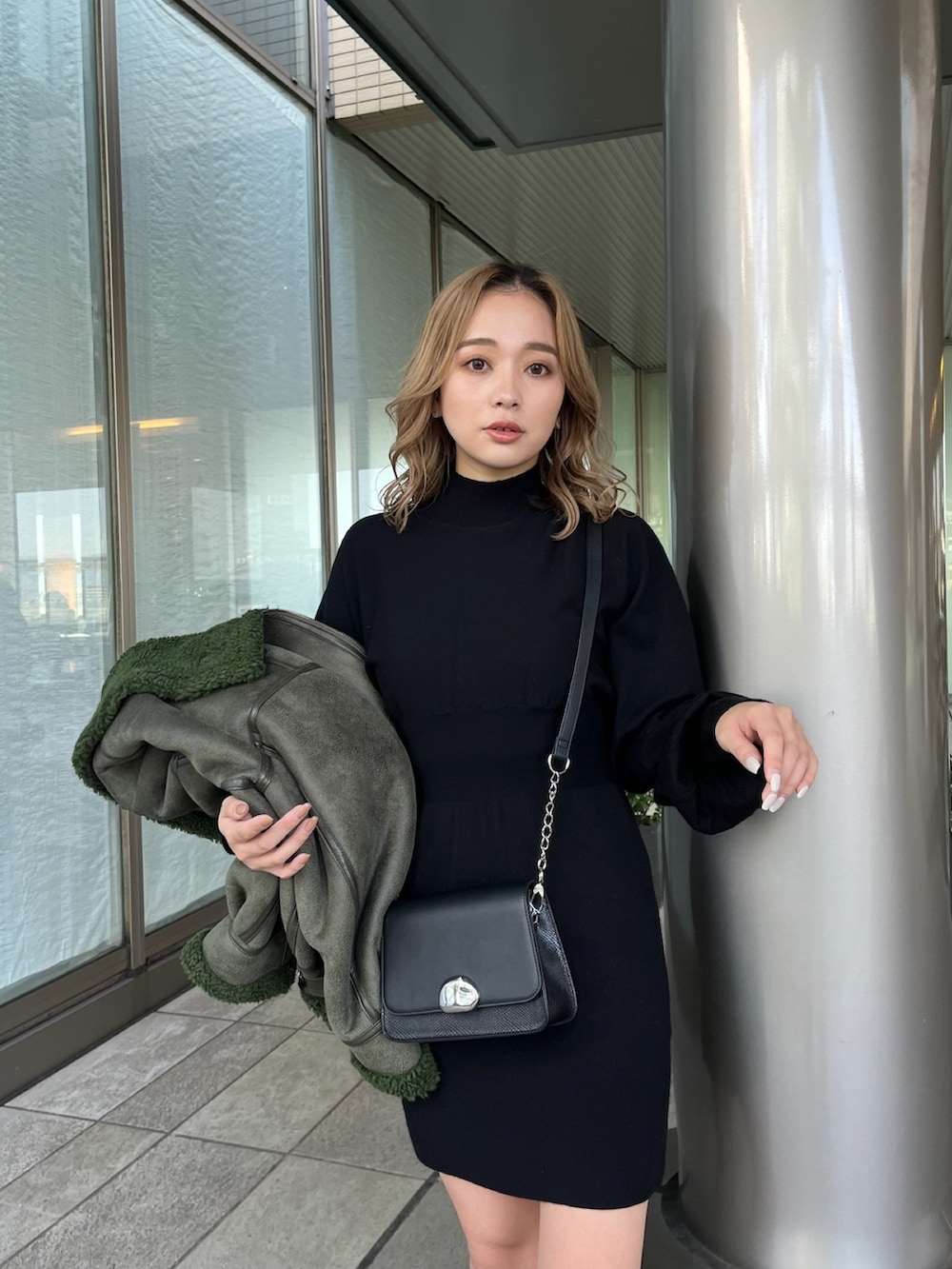 「秋冬コーデ、冬コーデ、フェミニン、モード、ムルーア(MURUA)、ミニワンピ、ニットワンピース、ロングブーツ、ムートン、冬アウター、今日のコーデ、お出かけコーデ、デートコーデ」｜「MURUAのボリュームパフミニワンピース（ワンピース、ブラック系）」を使った、國岡朋実さん（レディース・156cm）の秋コーディネートの7枚目の写真
