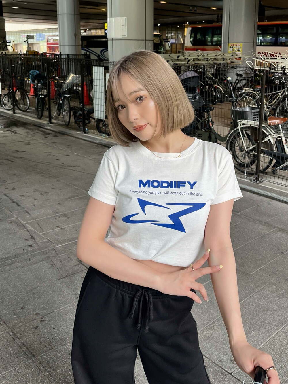 ホワイト系のTシャツ/カットソー、ホワイト系のサンダルを着用したレディースの春コーディネートの4枚目の写真