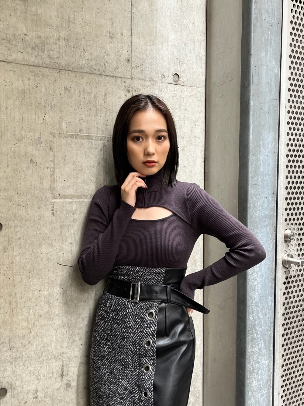 グレー系のニット/セーター、ブラック系のブーツを着用したレディースの夏コーディネートの4枚目の写真