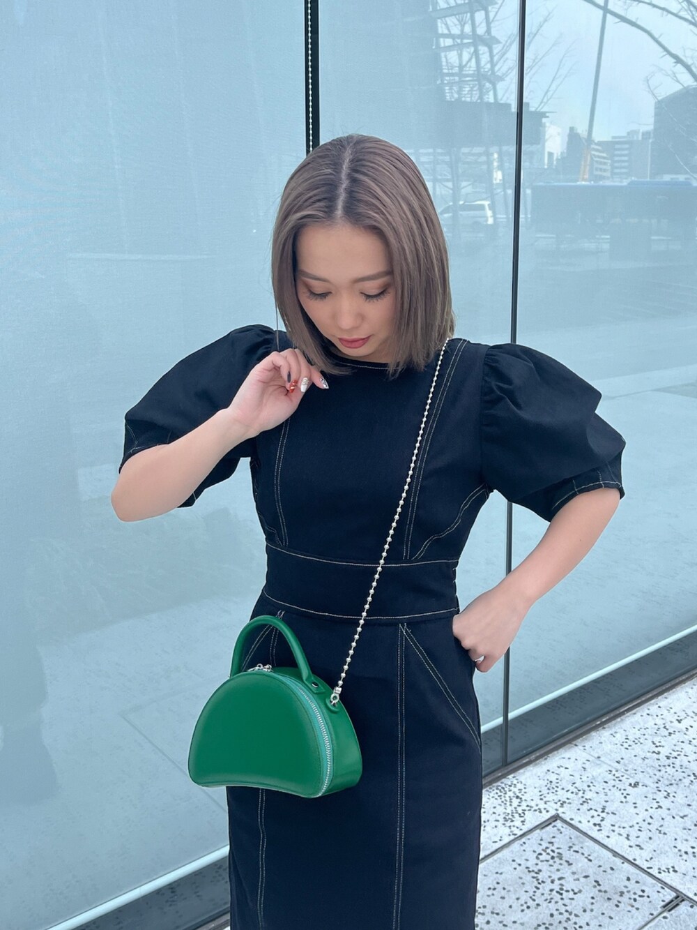 ブラック系のワンピースを着用したレディースの春コーディネートの4枚目の写真