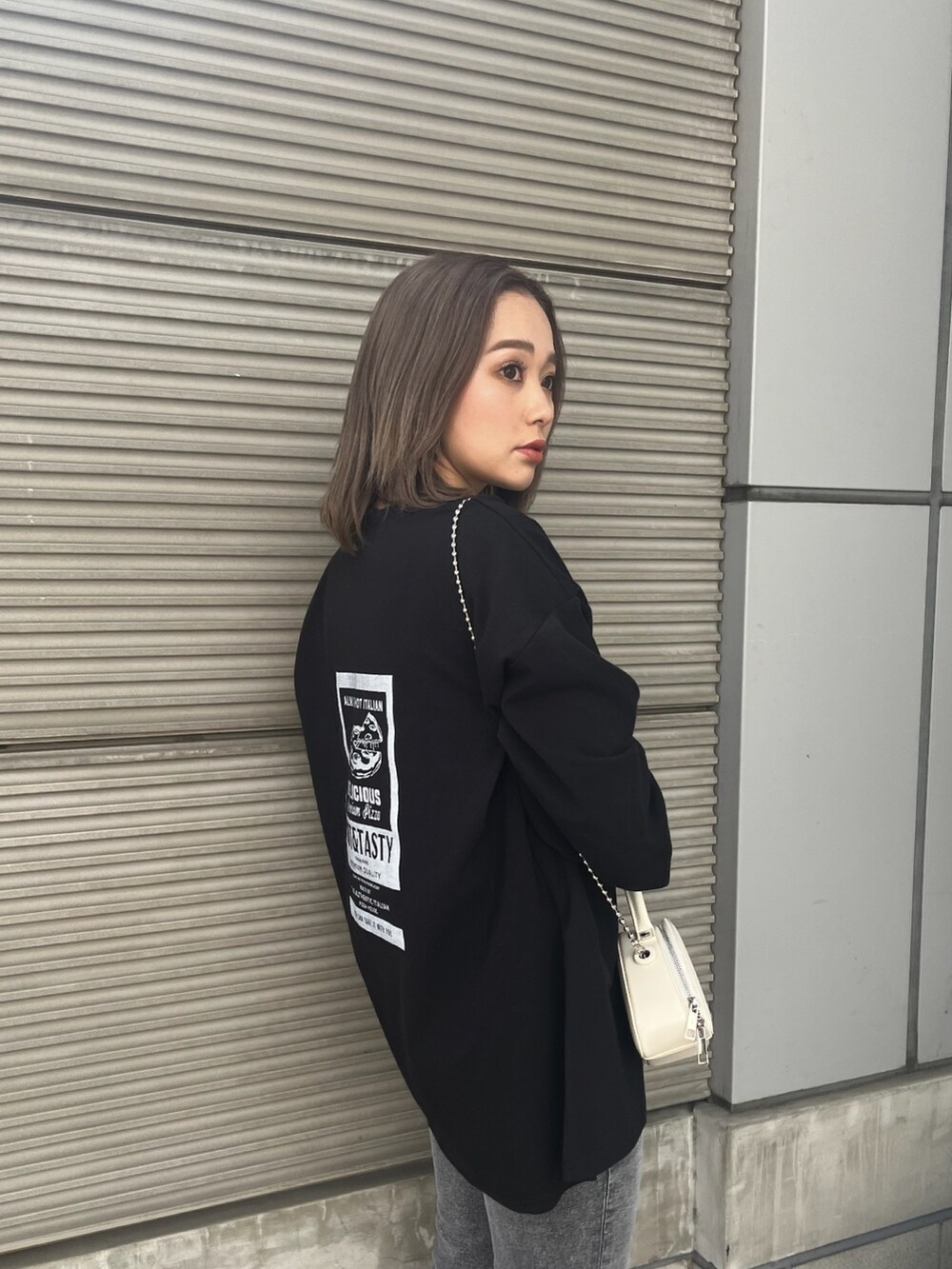 ブラック系のTシャツ/カットソーを着用したレディースの春コーディネートの5枚目の写真