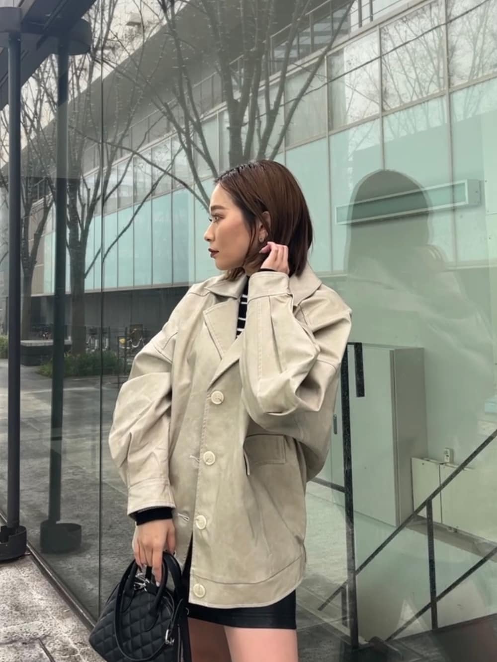 その他のニット/セーター、ホワイト系のブルゾン、ブラック系のブーツを着用したレディースの冬コーディネートの5枚目の写真