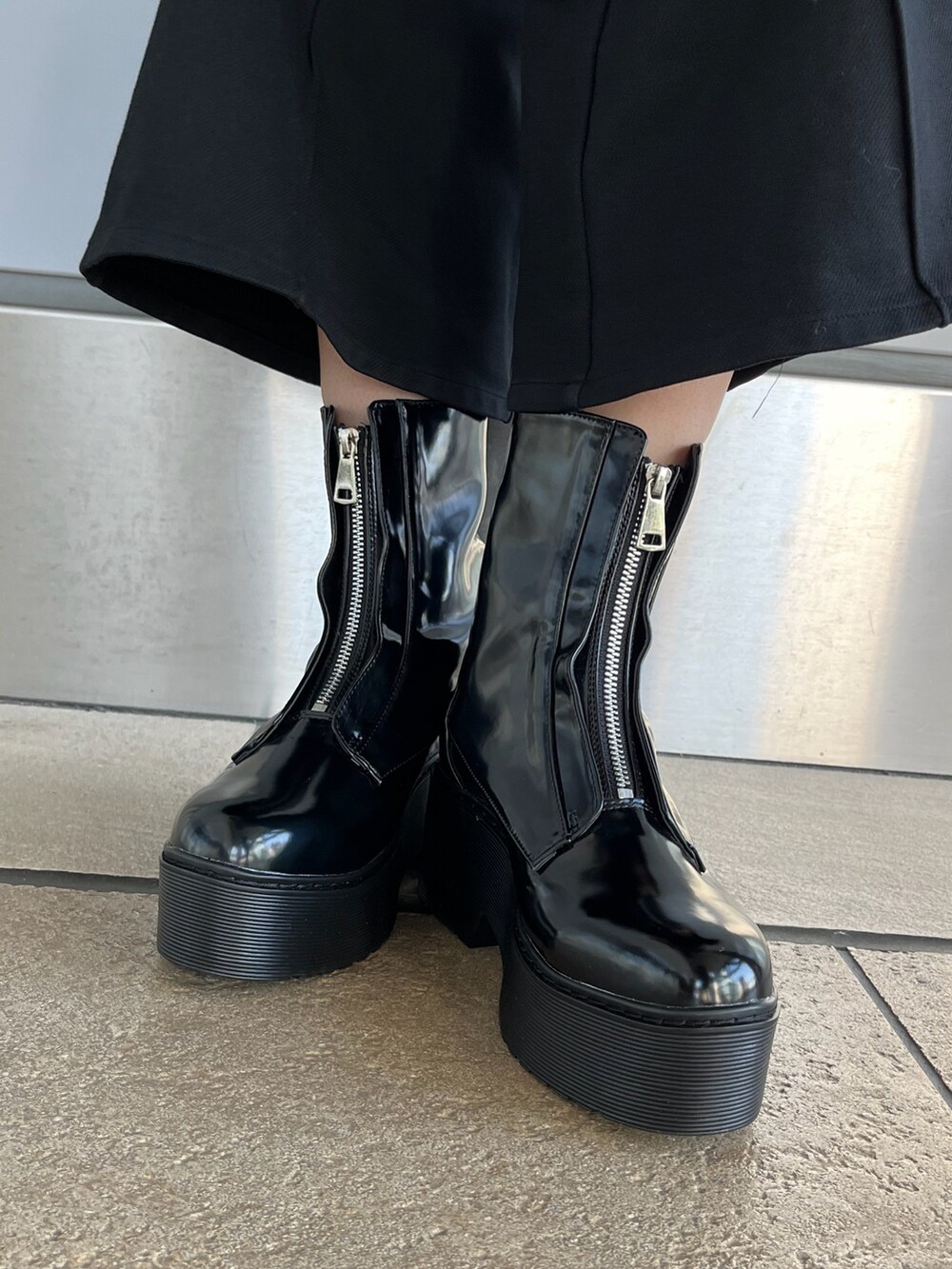 グレー系のニット/セーター、ブラック系のブーツを着用したレディースの冬コーディネートの9枚目の写真