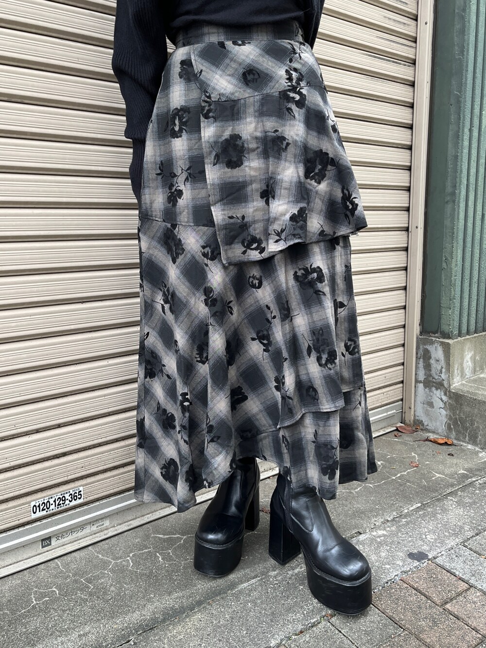 ブラック系のニット/セーター、ブラック系のスカート、ホワイト系のトートバッグを着用したレディースの冬コーディネートの7枚目の写真