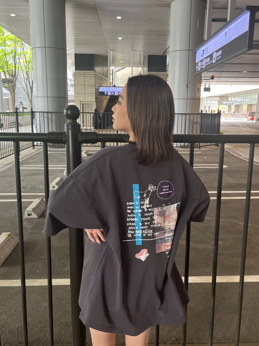 グレー系のTシャツ/カットソーを着用したレディースの春コーディネートの2枚目の写真