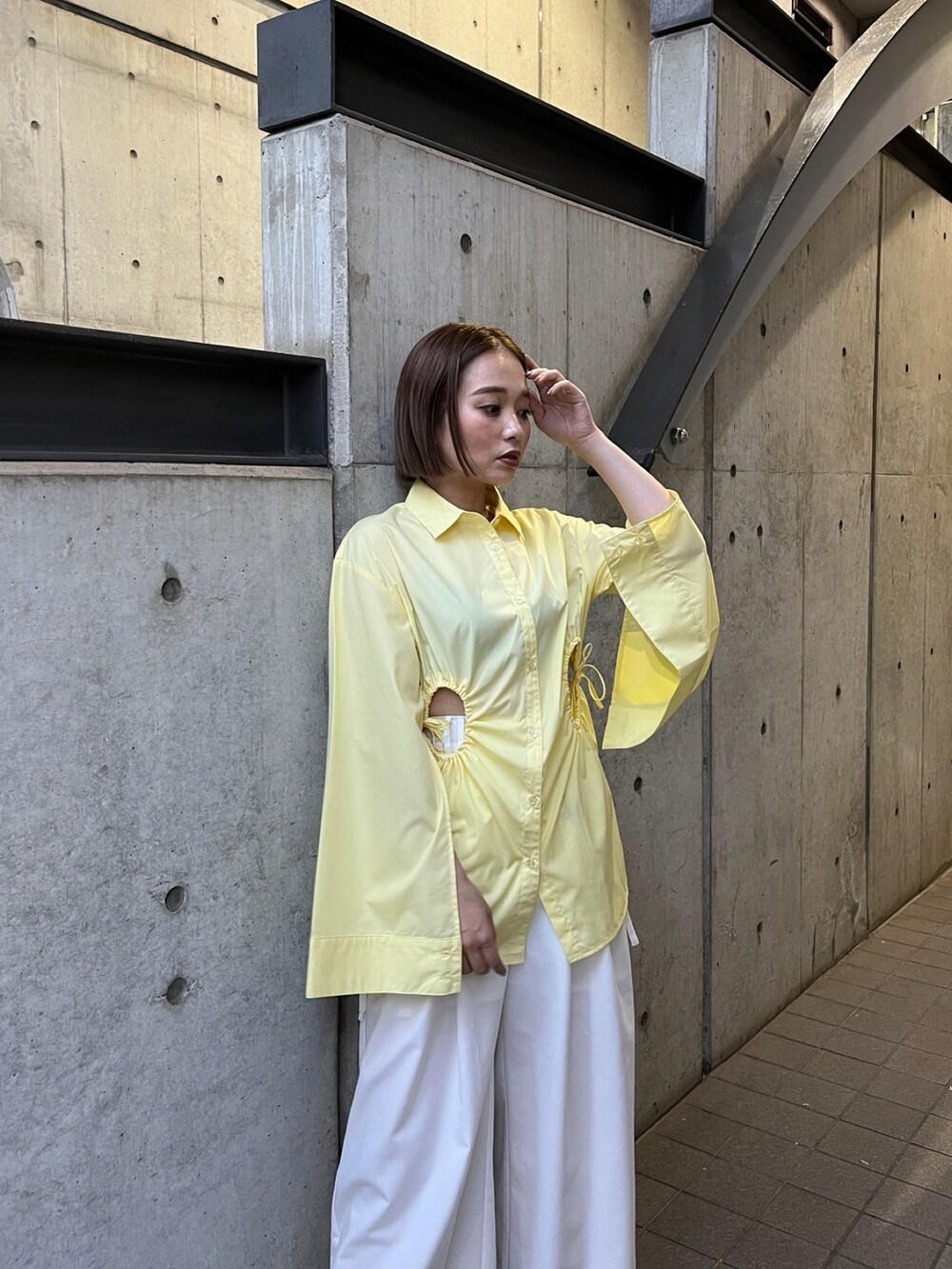 ホワイト系のその他パンツを着用したレディースの秋コーディネートの5枚目の写真