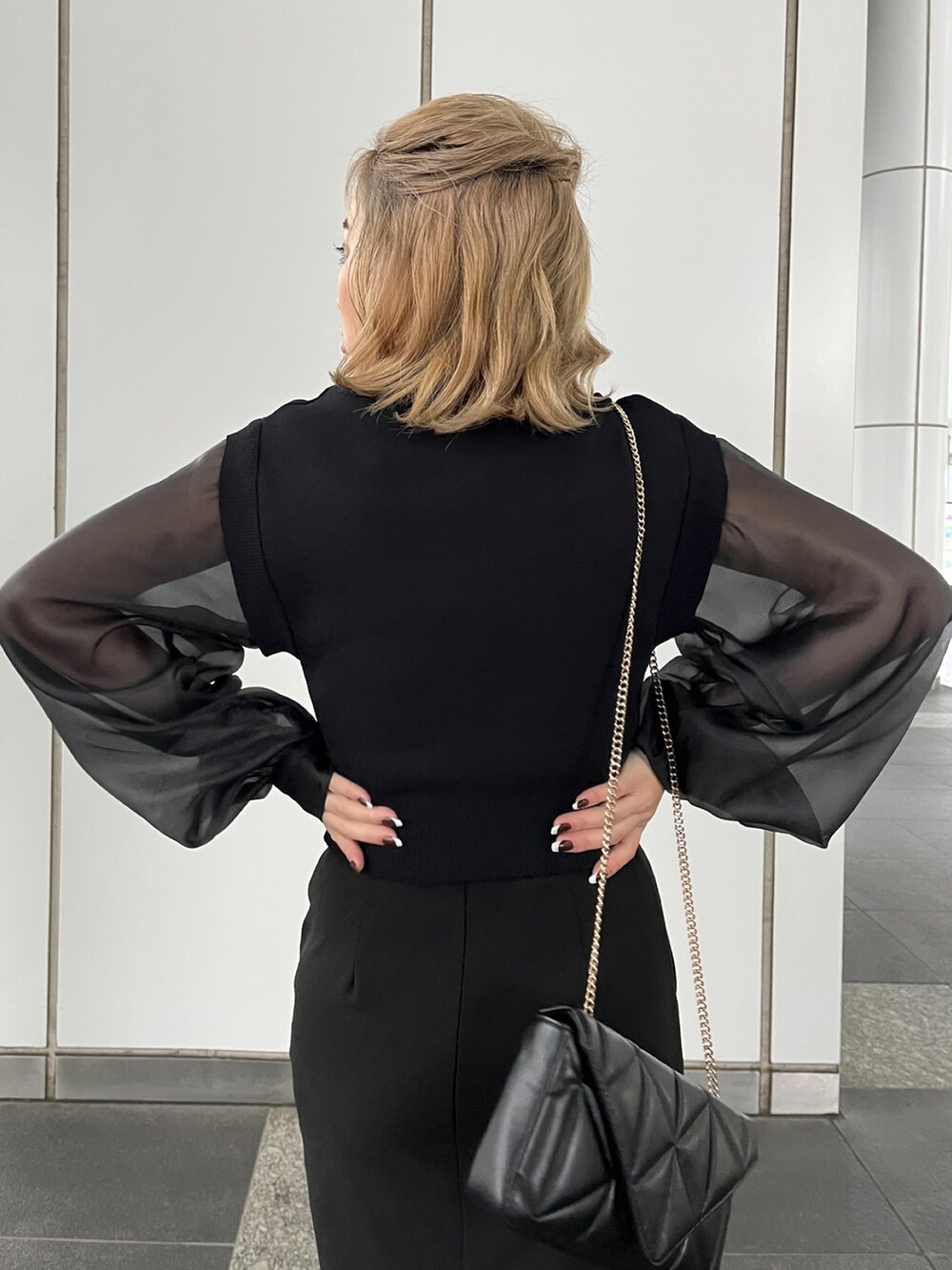 ブラック系のニット/セーターを着用したレディースの冬コーディネートの6枚目の写真