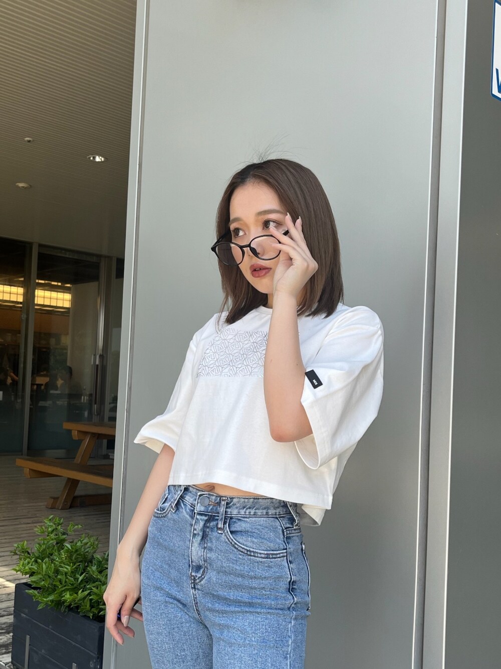 ホワイト系のTシャツ/カットソー、その他のサンダルを着用したレディースの春コーディネートの4枚目の写真