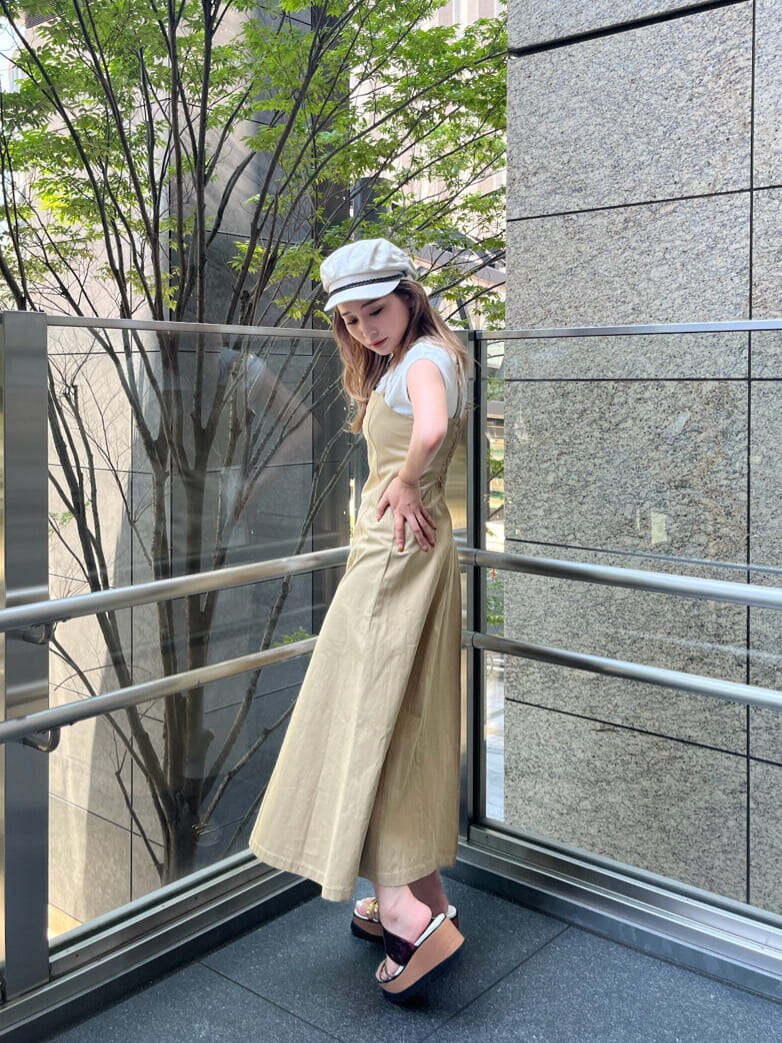 ベージュ系のワンピース、その他のサンダル、ホワイト系のタンクトップを着用したレディースの夏コーディネートの4枚目の写真