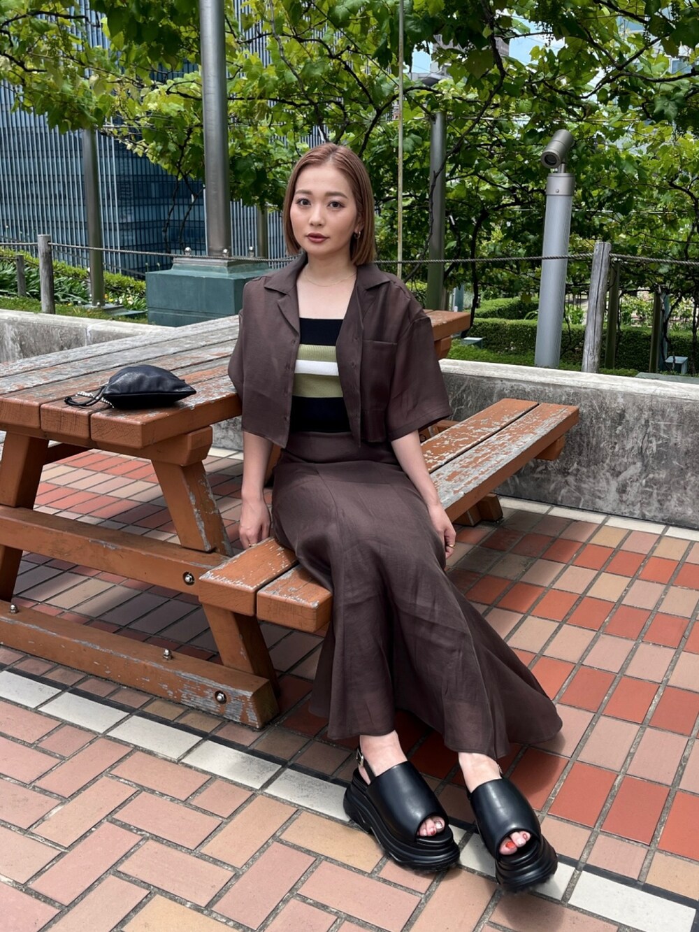 ブラウン系のシャツ/ブラウス、その他のニット/セーター、ブラウン系のスカートを着用したレディースの夏コーディネートの3枚目の写真