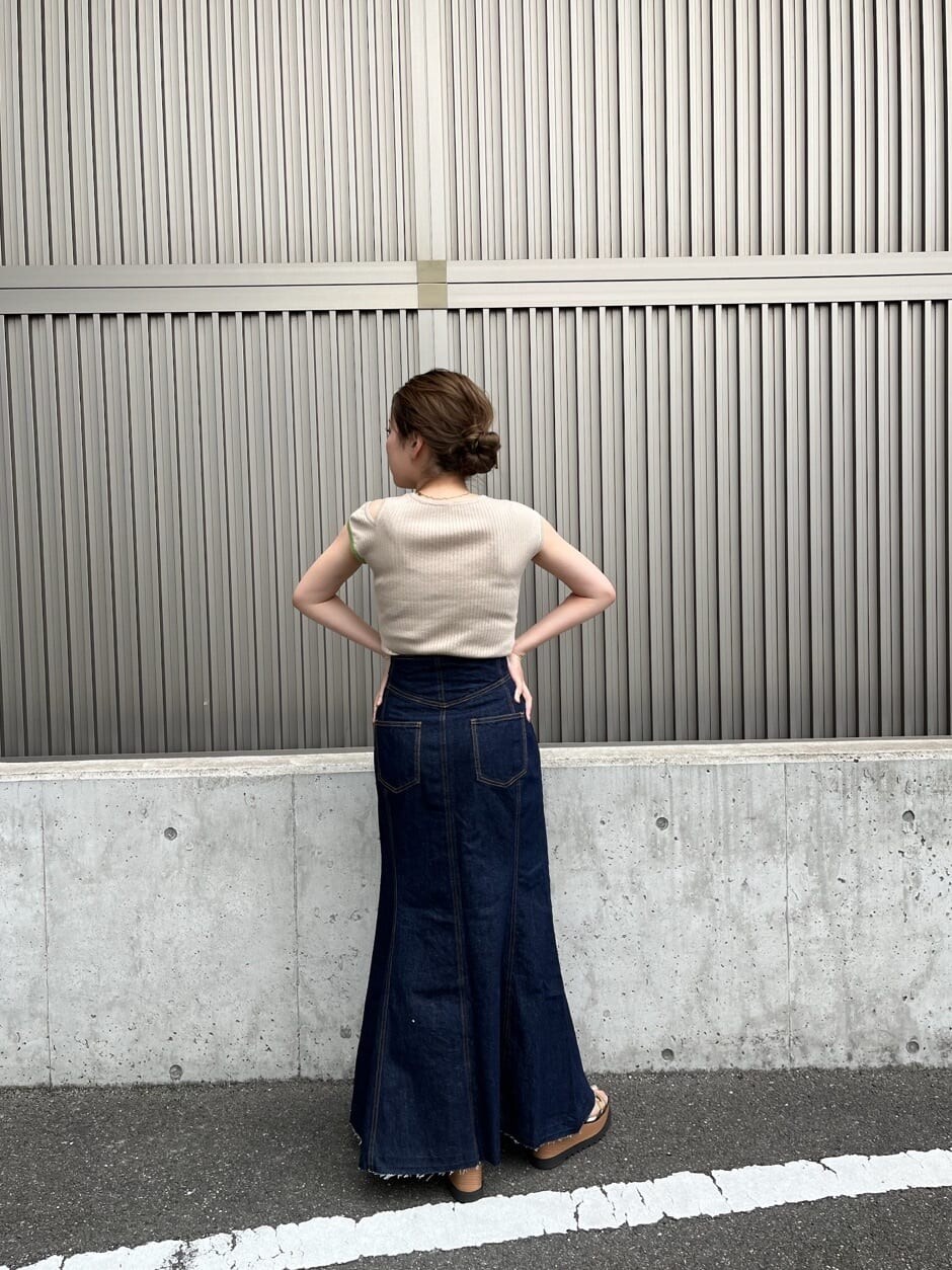 ブルー系のデニムスカート、その他のサンダル、その他のタンクトップを着用したレディースの夏コーディネートの4枚目の写真