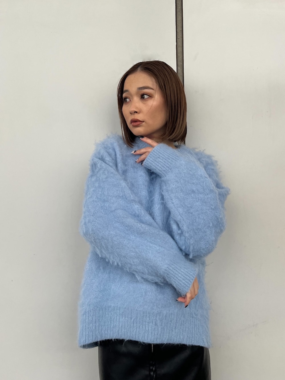 「MURUAのジオメ柄シャギーニット（ニット/セーター、ブルー系）」を使った、國岡朋実さん（レディース・156cm）の冬コーディネートの4枚目の写真