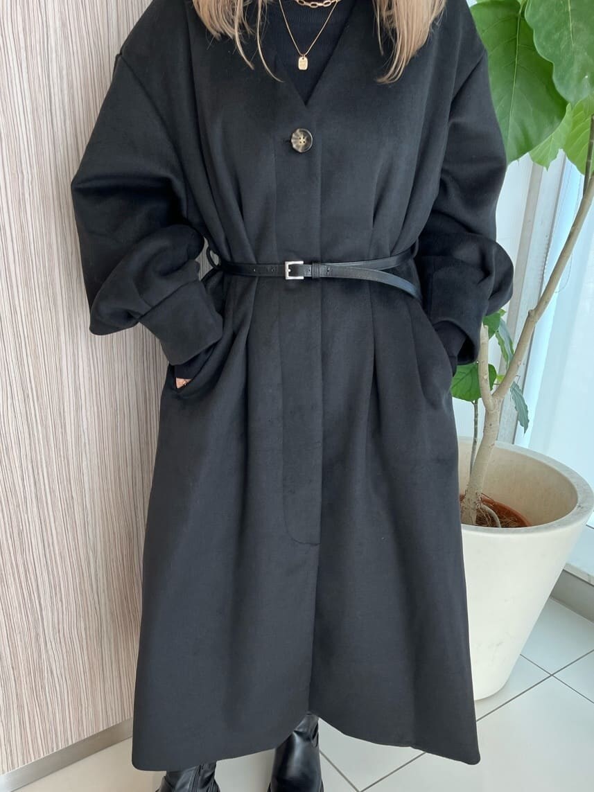 「murua、#アウター、大人カジュアル、ロングコート、冬アウター、ブラックコーデ」｜「MURUAのオーバースリーブノーカラーコート（ノーカラーコート、ブラック系）」を使った、國岡朋実さん（レディース・156cm）の秋コーディネートの10枚目の写真
