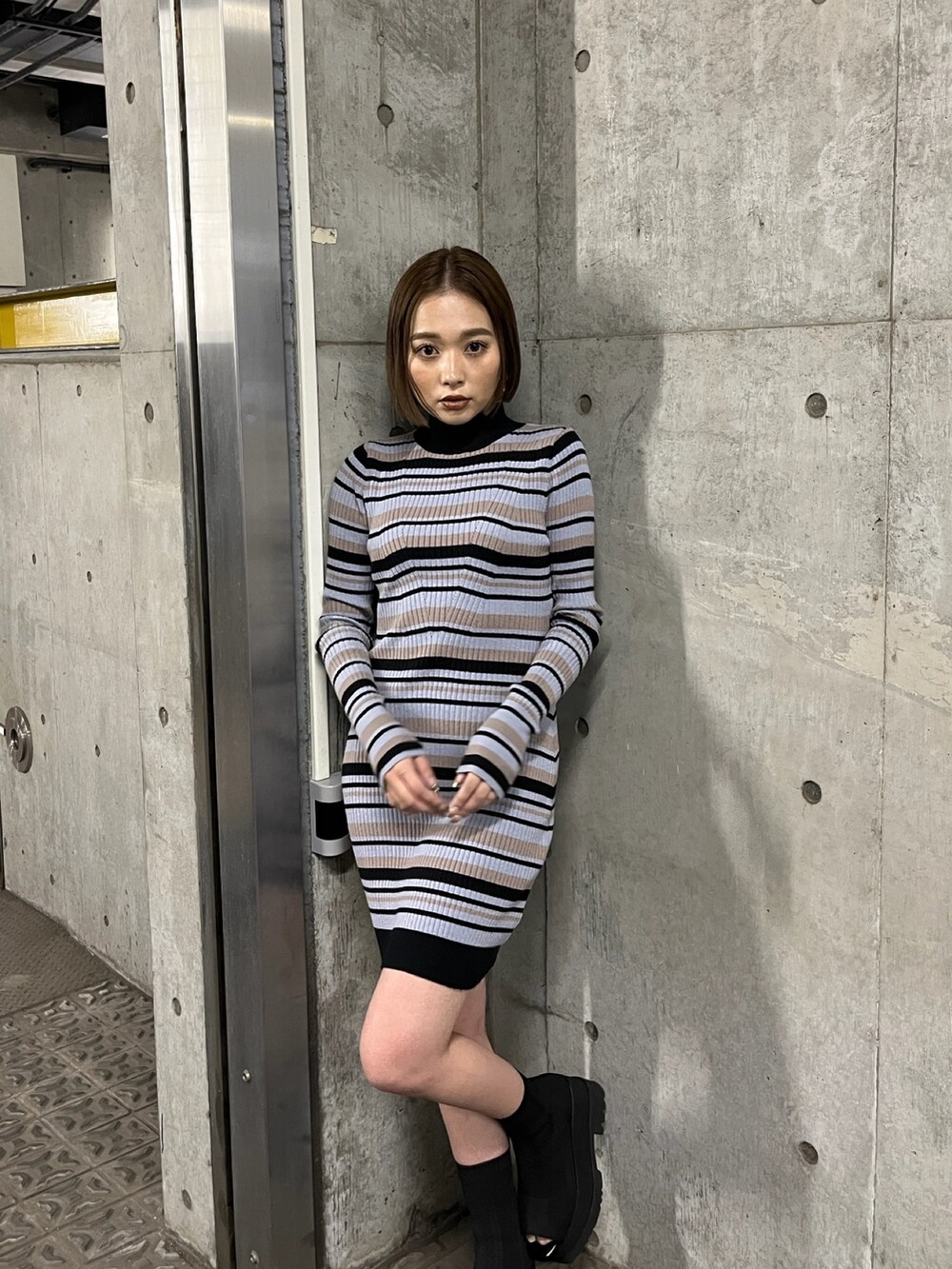 その他のワンピース、ブラック系のブーツを着用したレディースの冬コーディネートの4枚目の写真