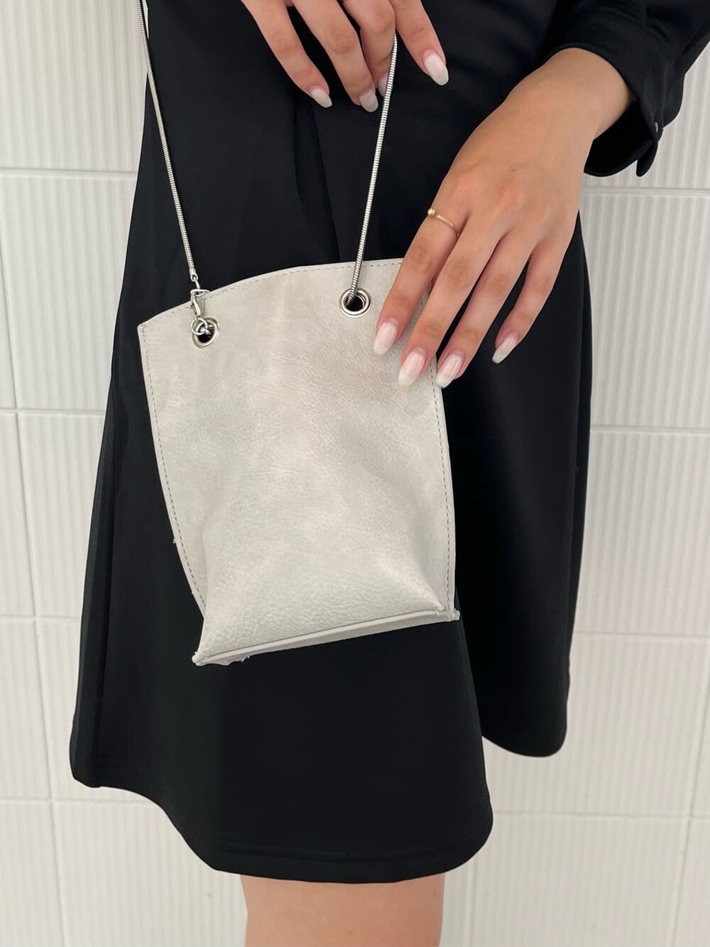 ブラック系のワンピース、ホワイト系のショルダーバッグ、ブラック系のローファーを着用したレディースの夏コーディネートの9枚目の写真