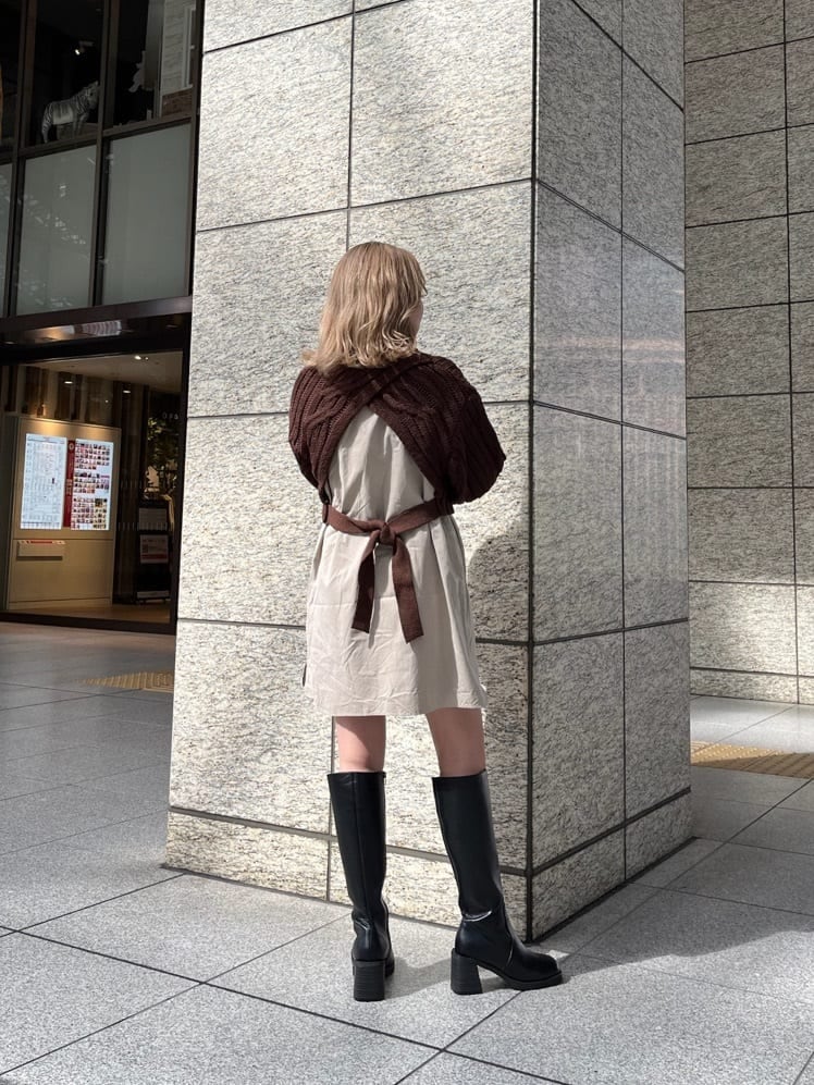 ブラック系のブーツ、ブラウン系のワンピースを着用したレディースの秋コーディネートの4枚目の写真