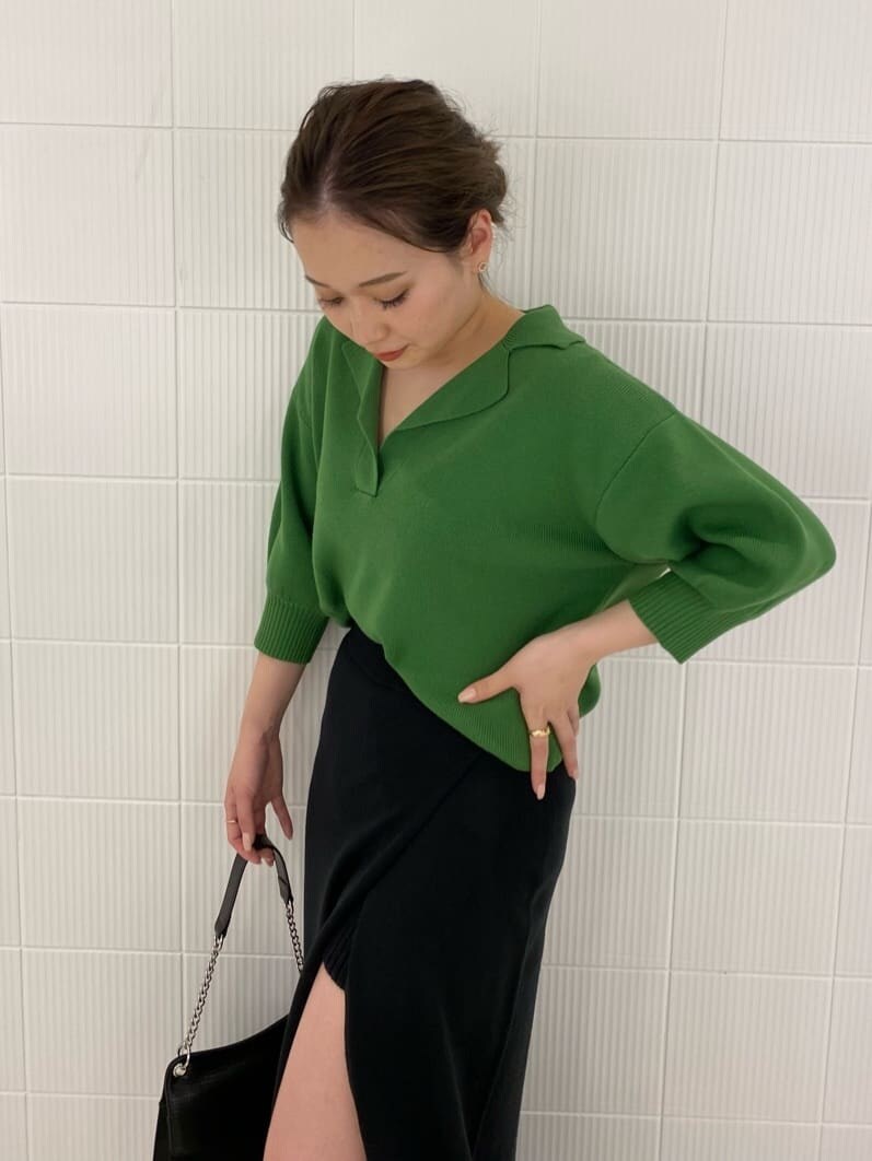 ブラック系のブーツ、ブラック系のハンドバッグ、ブラック系のスカートを着用したレディースの春コーディネートの7枚目の写真