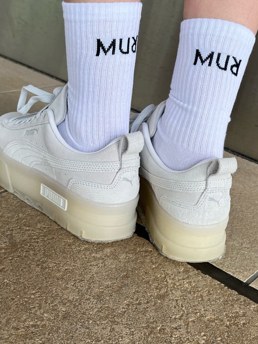 ブラック系のワンピース、ブラック系のニット/セーター、グレー系のスニーカーを着用したレディースの冬コーディネートの9枚目の写真