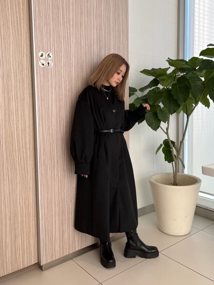 「murua、#アウター、大人カジュアル、ロングコート、冬アウター、ブラックコーデ」｜「MURUAのオーバースリーブノーカラーコート（ノーカラーコート、ブラック系）」を使った、國岡朋実さん（レディース・156cm）の秋コーディネートの2枚目の写真
