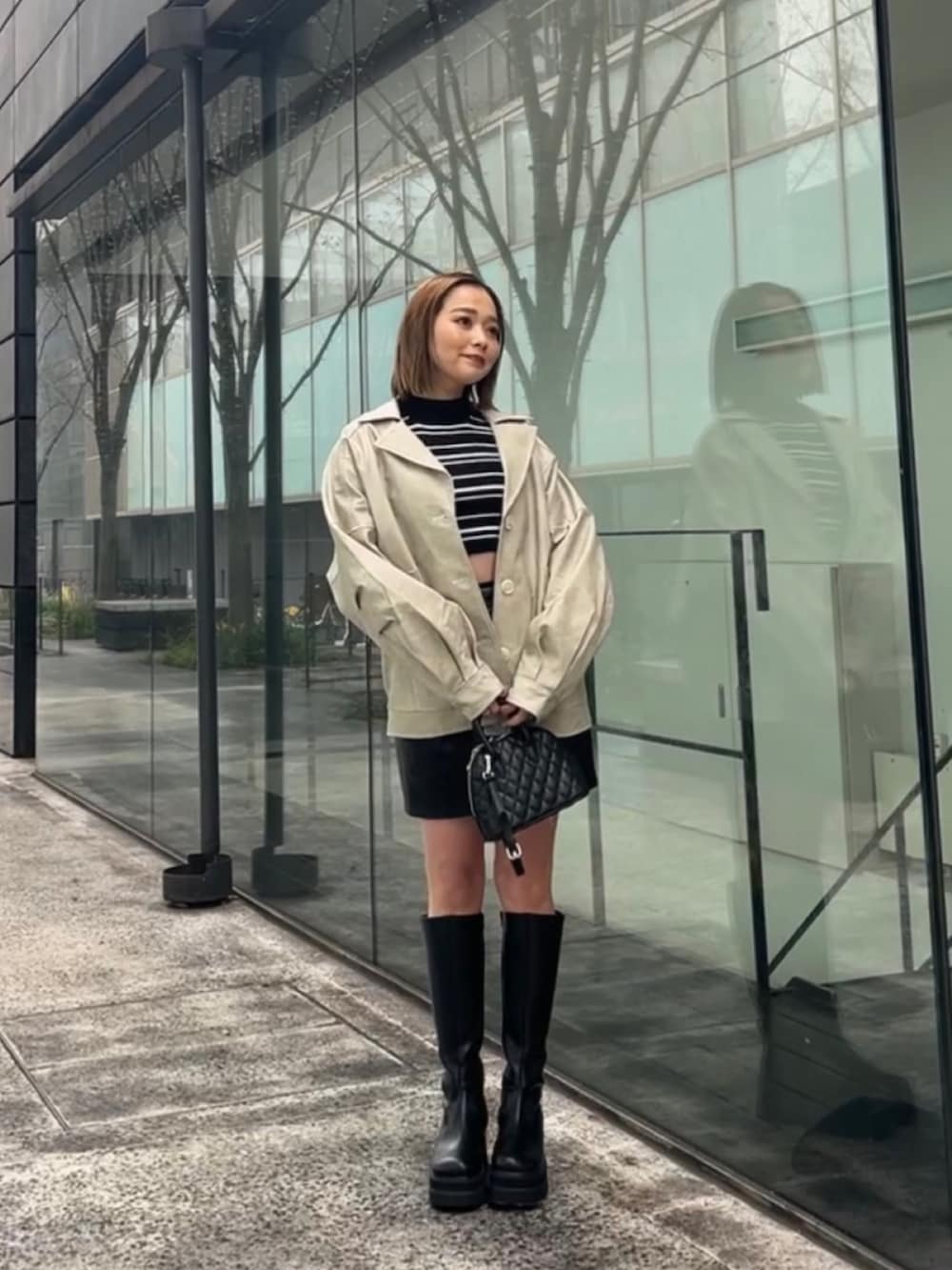 その他のニット/セーター、ホワイト系のブルゾン、ブラック系のブーツを着用したレディースの冬コーディネートの3枚目の写真