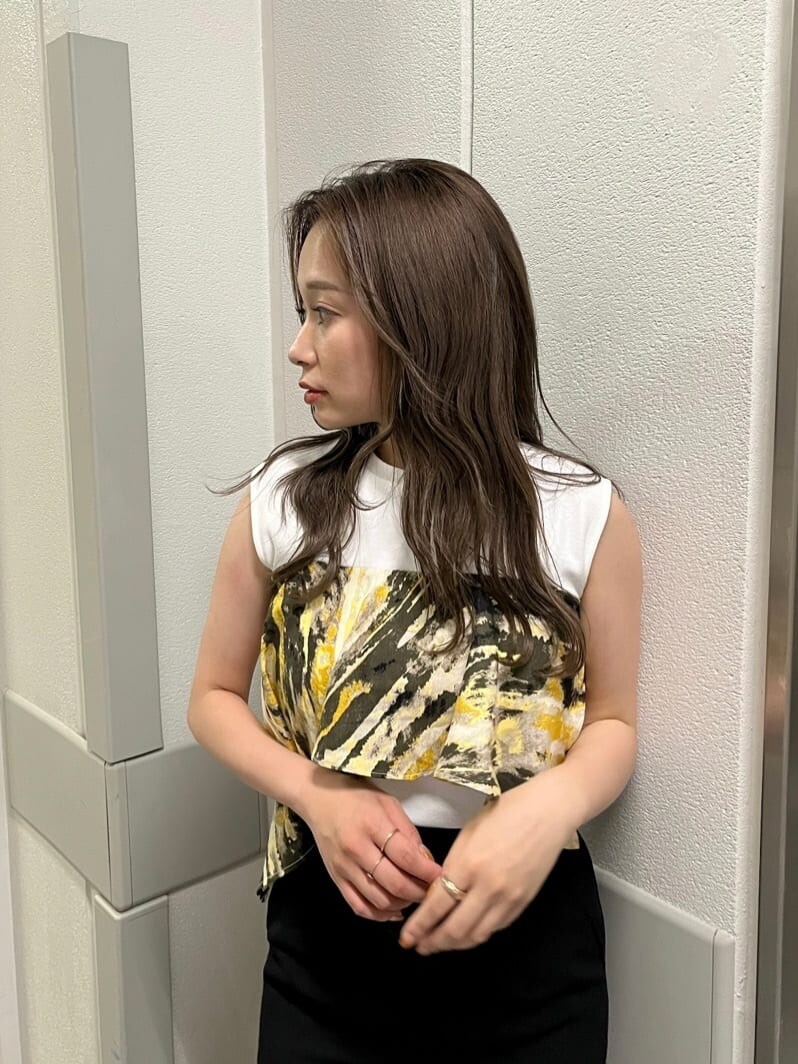 ブラック系のサンダル、ブラック系のスカート、ホワイト系のタンクトップを着用したレディースの夏コーディネートの5枚目の写真