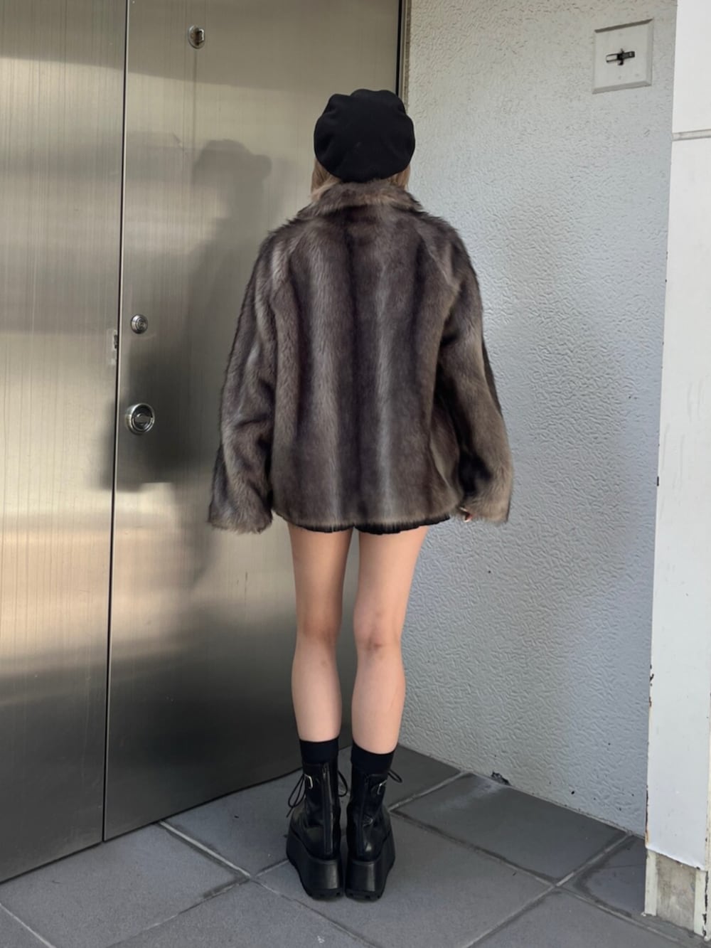 ブラック系のその他パンツ、ブラック系のブーツ、グレー系のブルゾンを着用したレディースの夏コーディネートの2枚目の写真