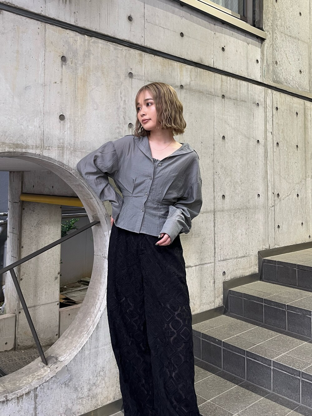 グレー系のシャツ/ブラウス、ブラック系のその他パンツ、ブラック系のサンダルを着用したレディースの夏コーディネートの7枚目の写真